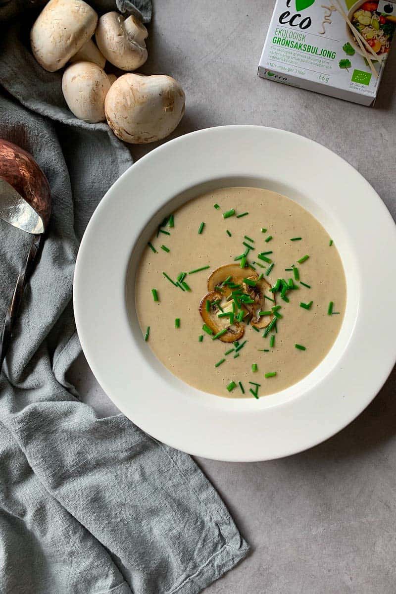 https://heretocook.com/wp-content/uploads/2019/10/Easy-creamy-mushroom-soup-1-800x1200.jpg